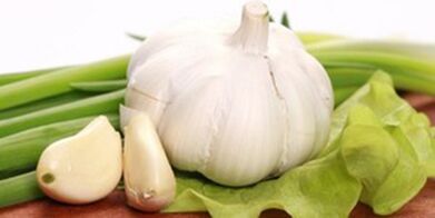 Knoblauch reinigt den Körper von Parasiten.