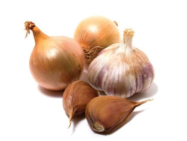 Zwiebeln und Knoblauch sind gesunde Knollen, die für Helminthen schädlich sind.
